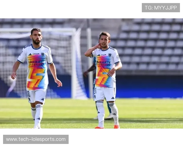 足球巨星失控风波揭秘：从场上争议到场外纷争，球员形象如何崩塌